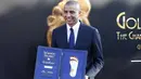 Pemain Perancis, David Trezeguet berpose dengan trofi Golden Foot miliknya, Monaco, Senin (21/9/2015). Golden Foot 2015 diraih lima orang yaitu Rinat Dasaev, Daniel Passarella, Gheorghe Hagi,  Trezeguet dan Eto'o. (AFP Photo/Valery Hache)