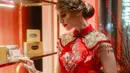 Viona sang istri juga tampak begitu elegan, dengan gaya rambut dan cheongsam yang cantik. [Foto: Instagram/ VjDaniel]