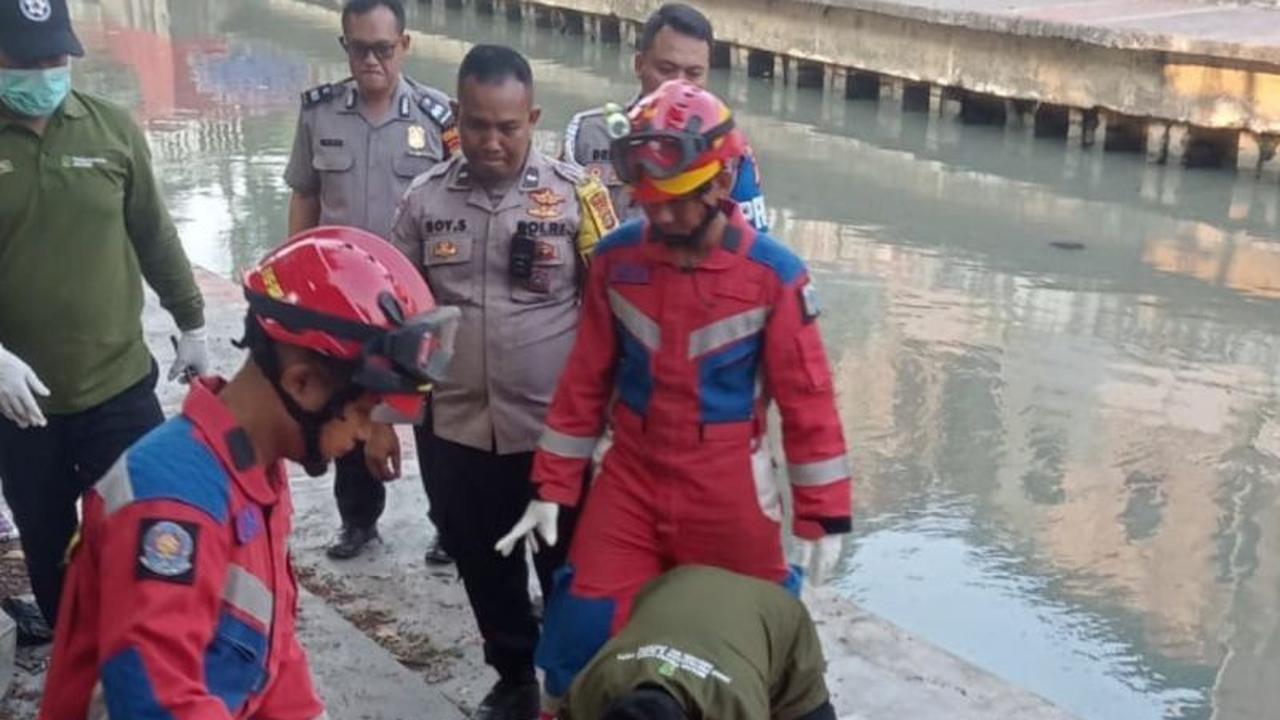 Misteri di Pinggir Kali: Gulkarmat Lakukan Evakuasi Jasad Wanita Paruh Baya di Jakut