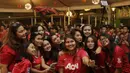 Para fans wanita melakukan selfie saat mendukung MU melawan City. (Bola.com/Vitalis Yogi Trisna)