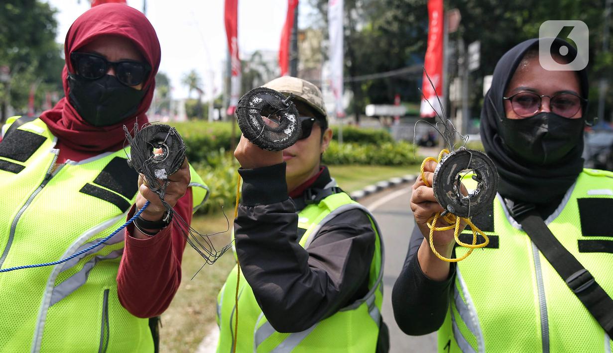 Penyisiran ranjau paku tersebut dimulai dari offramp Semanggi, Bundaran Patung Kuda, IRTI, hingga depan Gereja Immanuel dan Katedral Jakarta. (Liputan6.com/Angga Yuniar)