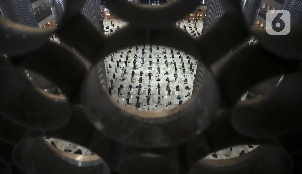 Umat muslim melaksanakan salat Jumat di Masjid Istiqlal, Jakarta, Jumat (20/8/2021). Masjid Istiqlal Jakarta kembali dibuka untuk kegiatan ibadah salat Jumat mulai hari ini. (Liputan6.com/Johan Tallo)