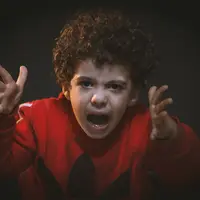 Karena belum memahami apa yang mereka rasakan, anak-anak sering menggunakan fisik mereka untuk menunjukkan rasa marah. (Foto: Pexels.com/mohamed abdelghaffar)