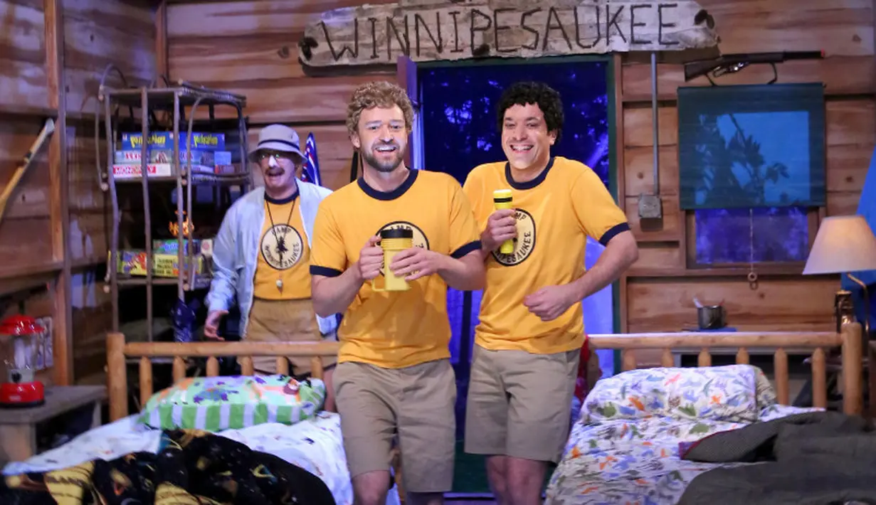 Pada Maret 2013, Jimmy dan Justin bermain di Tonight Show sebagai sehabat yang sama-sama berambut keriting dan memakai kawat gigi. (Douglas Gorenstein/Getty Images/USMagazine)