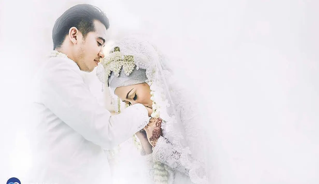 "28 oktober 2015 dihari sumpah pemuda kita disumpah mengikat janji suci menyatukan dua hati untuk sehidup semati di hadapan Allah SWT 👰🏼 Alhamdulillah 2 tahun sudah berlalu," tulis Cinta yang diunggah 28 Oktober 2017 silam. (Instagram/cinta_ratu_nansya)