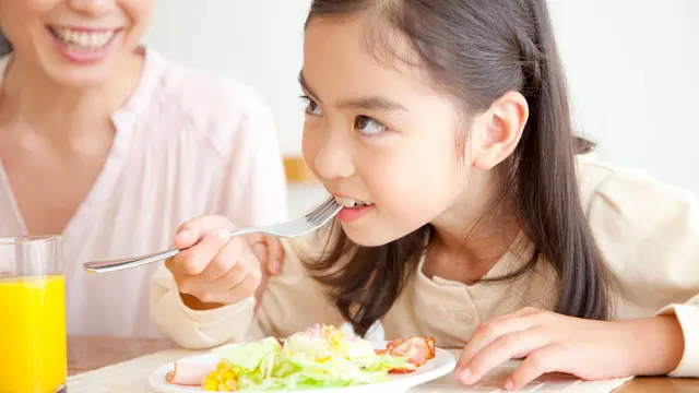 4 Kebiasaan Makan Sehat Anak yang Bisa Anda Contoh