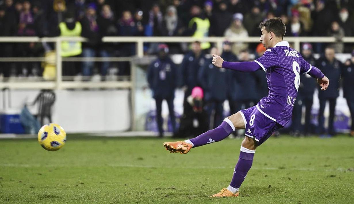 Pemain Fiorentina, Maxime Lopez, melepaskan tendangan penalti saat melawan Bologna pada laga Coppa Italia di Stadion Artemio Franchi, Rabu (10/1/2024). (LaPresse via AP/Massimo Paolone)