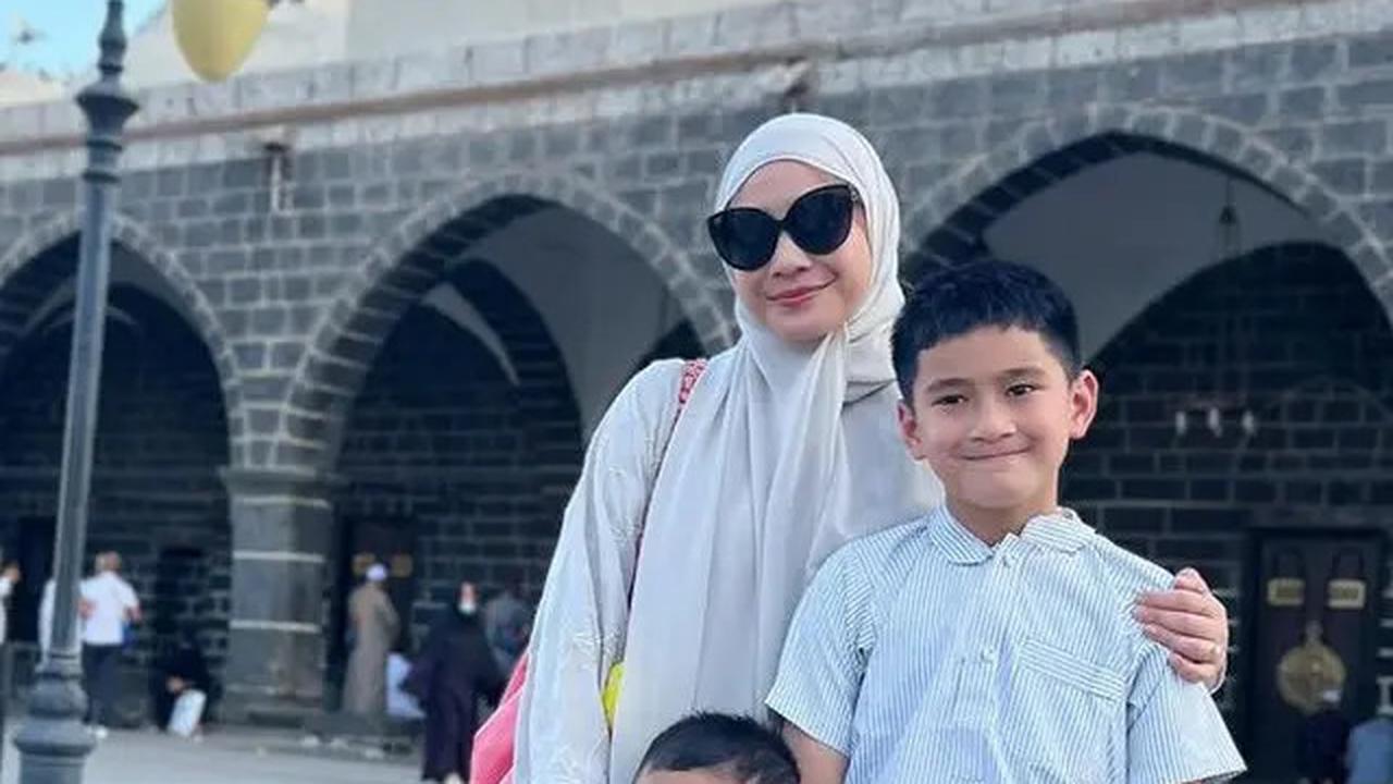 6 Potret Nagita Slavina Tampil Anggun saat Umroh, Pakai Abaya Mahal dan Tas Hermes Rp300 juta