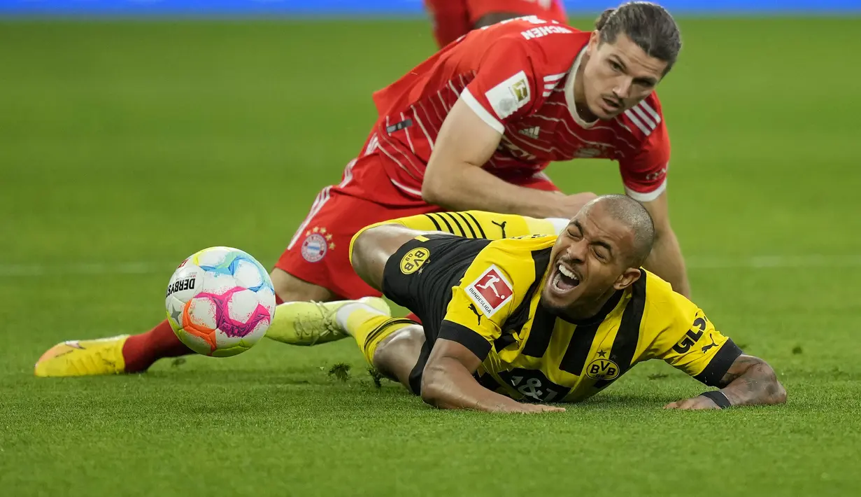 Gelandang bertahan Bayern Munchen, Marcel Sabitzer bahkan harus menjaga dengan ekstra dari pergerakan penyerang Dortmund, Donyell Malen (bawah). (AP Photo/Martin Meissner)