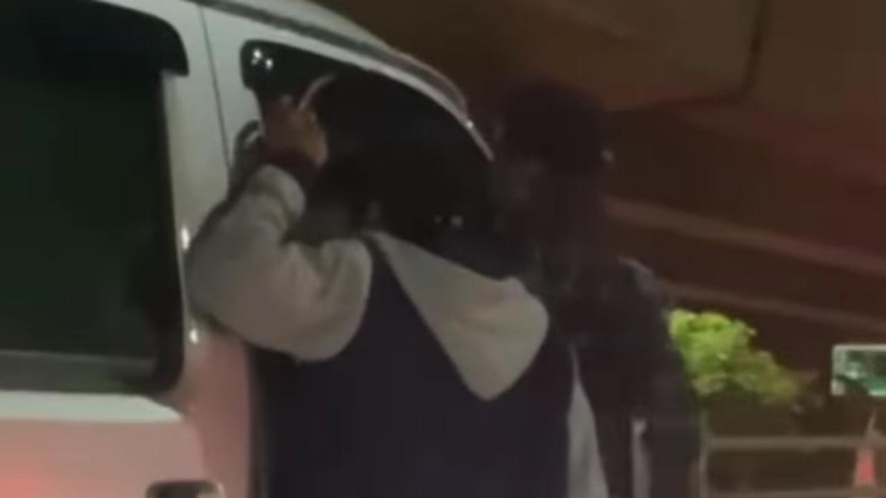 ⁠Begal di Jakarta Makin Terang-terangan, di Pintu Tol Tenteng Sajam Bak Jagoan Todong Pemobil