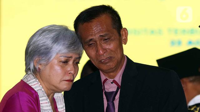 Momen Haru Saat Orangtua Wakili Wisuda Brigadir J