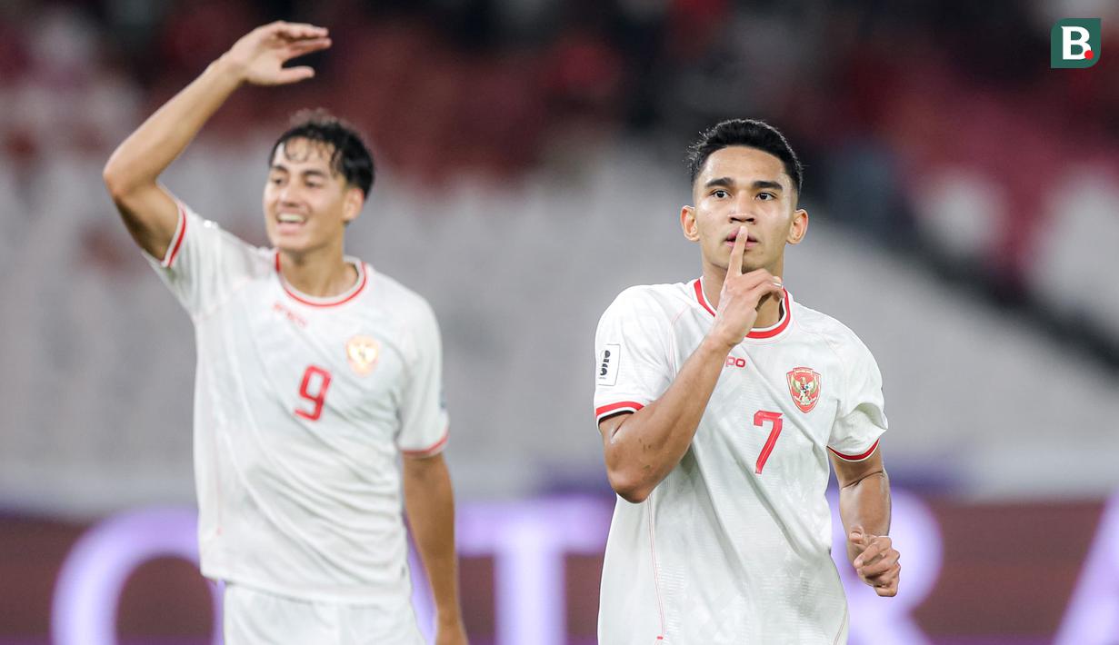 Gelandang Timnas Indonesia, Marselino Ferdinan (kanan) melakukan selebrasi setelah mencetak gol kedua ke Gawang Arab Saudi pada pada laga lanjutan putaran ketiga Grup C Kualifikasi Piala Dunia 2026 di Stadion Utama Gelora Bung Karno (SUGBK), Senayan, Jakarta, Selasa (19/11/2024). (Bola.com/M Iqbal Ichsan)