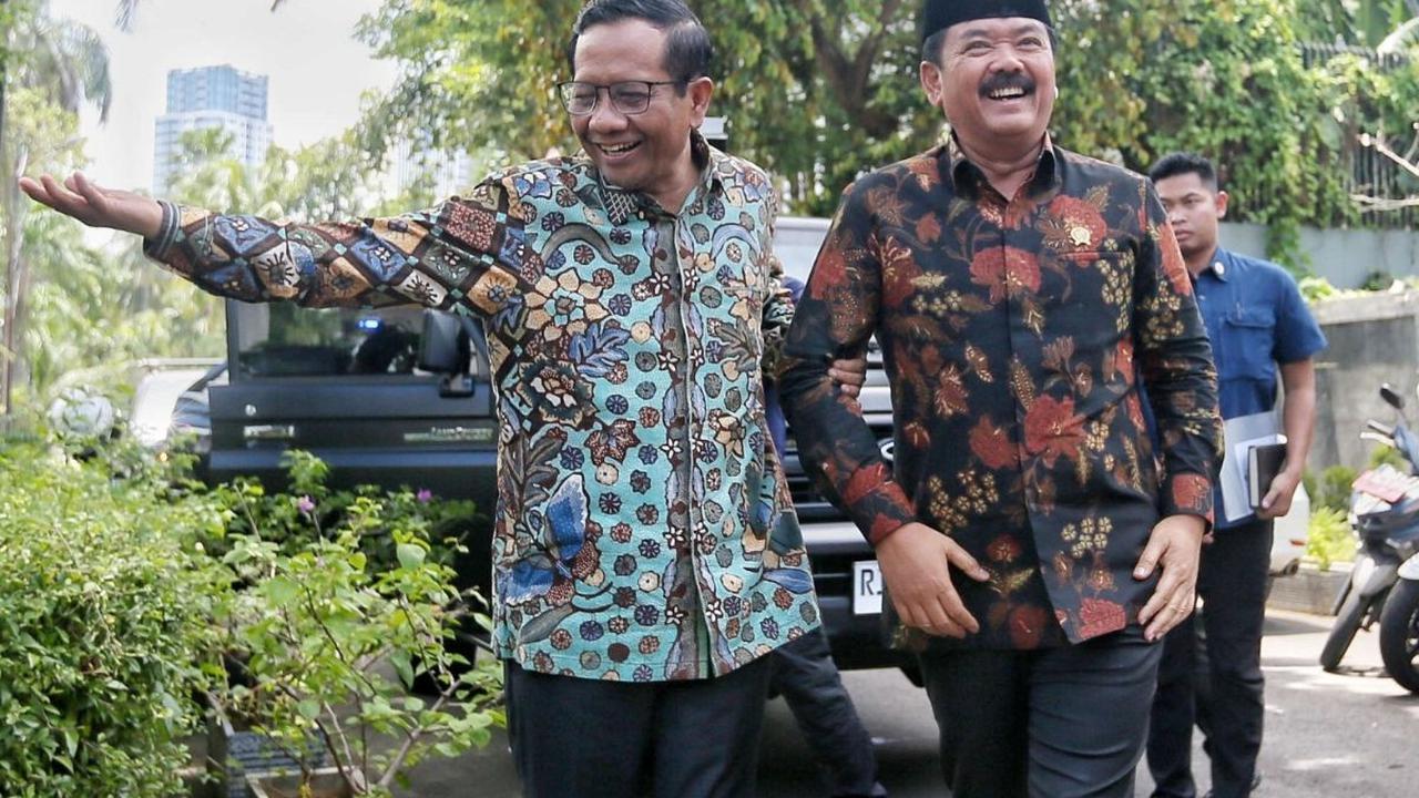Menteri Koordinator Politik Hukum dan Keamanan (Menko Polhukam) Hadi Tjahjanto mengunjungi Mahfud Md di kediaman pribadinya di Jakarta pada Kamis (22/2/2024). Foto: liputan6.com / Angga Yuniar<br>