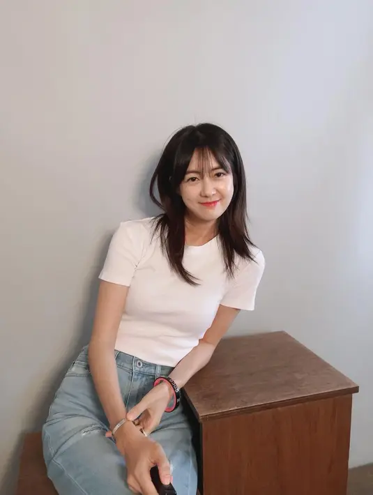Seperti potret ini, Lee Yo Won tampil simpel dengan t-shirt dan celana jeans. [Foto: IG/yowon_official].