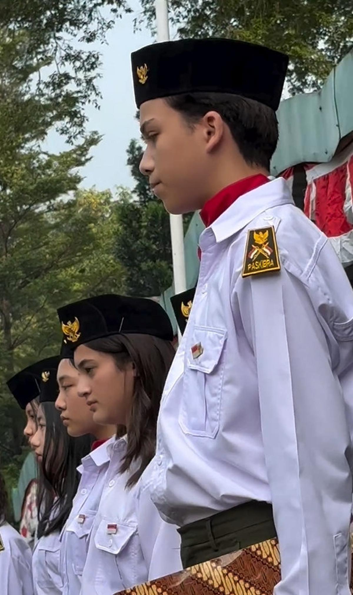 Postur tubuh Lennon yang sudah menjulang tinggi meski usianya baru 13 tahun menjadi sorotan.&nbsp;