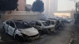 Sejumlah mobil terbakar saat kebakaran melanda kawasan Haifa, Israel, Kamis (24/11). Api awalnya membakar semak-semak kemudian meluas hingga ke pemukiman. (REUTERS / Baz Ratner)