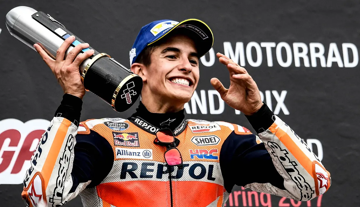 Pebalap Repsol Honda, Marc Marquez, menjadi yang tercepat pada MotoGP Jerman di Sirkuit Sachsenring, Saxony, Minggu (2/7/2017). Rider asal Spanyol itu juara dengan catatan waktu 40 menit 59,525 detik. (EPA/Filip Singer)