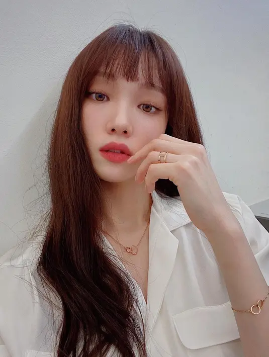Selain akting dan modeling, teman aktris Park Shin Hye ini juga menyentuh dunia musik, yang mana ia diketahui bisa memainkan piano dan drum. (FOTO: instagram.com/heybiblee/)