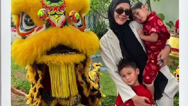 Paula Verhoeven Temani Kiano dan Kenzo Tonton Barongsai di Sekolah sambil Bagikan Angpao