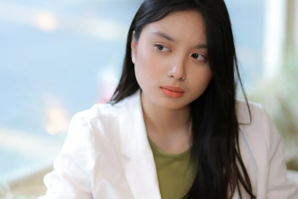 wanita februari tanda bahagia tenang