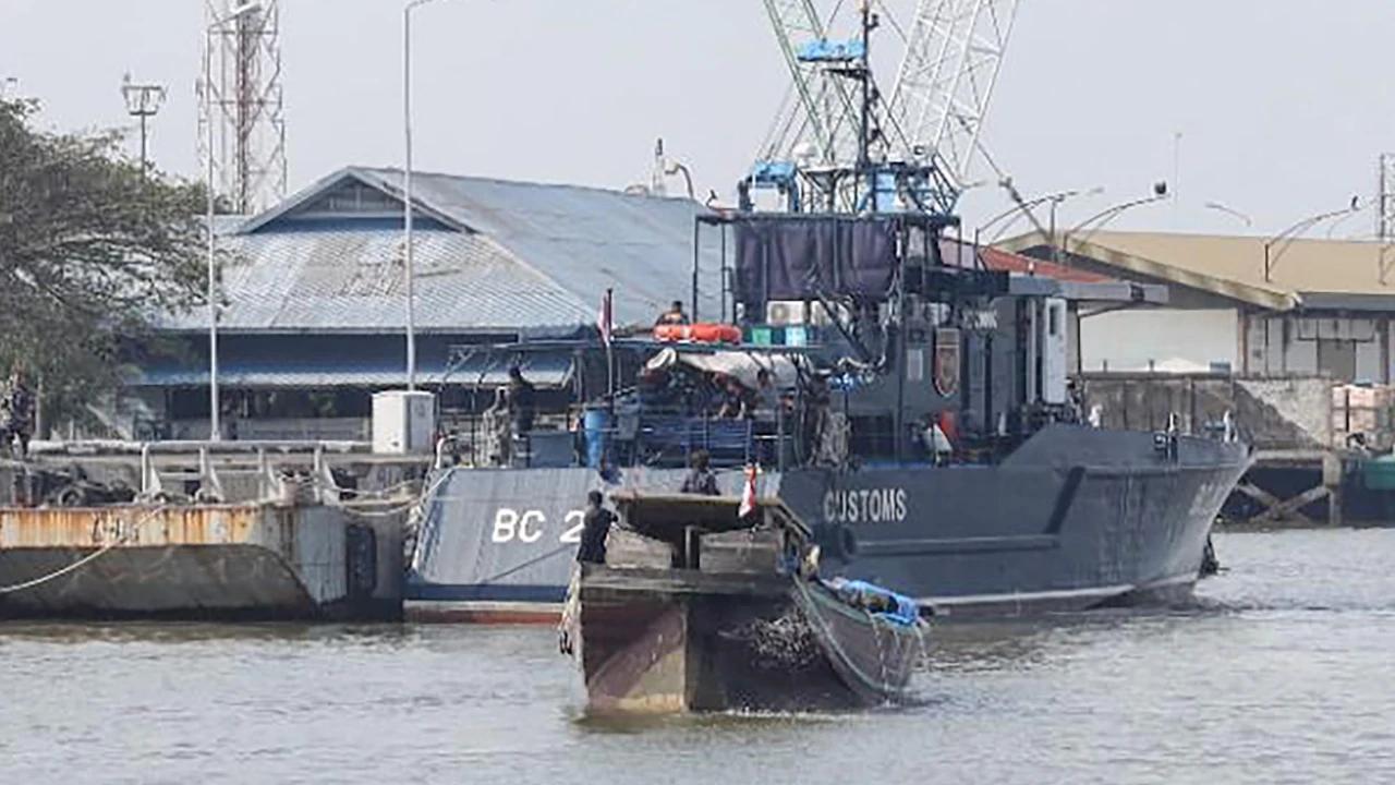 FOTO: TNI AL dan Bea Cukai Gagalkan Pengiriman Ballpress Ilegal di Perairan Sumut