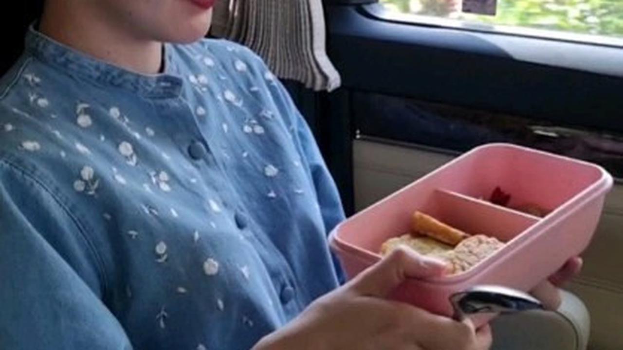 Untuk urusan bekal, Arumi Bachsin memilih lauk yang sederhana, seperti tempe, yang sering dipilih oleh ibu-ibu Indonesia pada umumnya.<br>