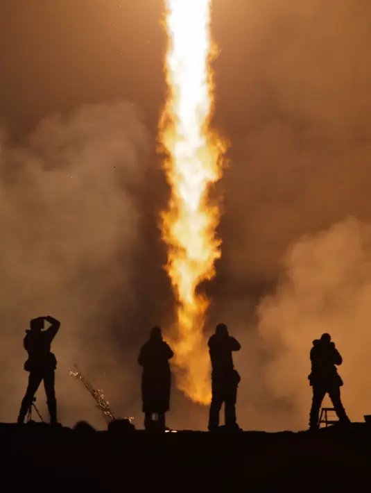 Roket Soyuz-FG dengan pesawat luar angkasa Soyuz MS-08 meluncur ke Stasiun Luar Angkasa Internasional (ISS), Kazakhstan, Rabu (21/3). Roket membawa kosmonot Rusia Oleg Artemyev dan astronot AS Richard Arnold dan Andrew Feustel. (AP Photo/Dmitri Lovetsky)