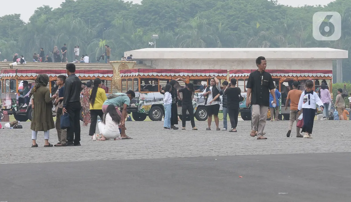 Sejumlah pengunjung berjalan di sepanjang kawasan Monas. Mayoritas pengunjung yang datang adalah keluarga berserta anak-anaknya. (merdeka.com/Imam Buhori)