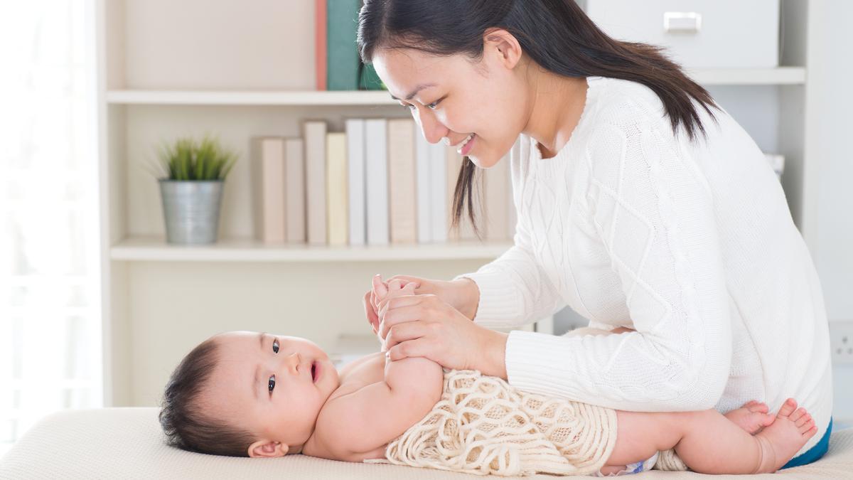 Dokter Sebut Rutin Memijat Bayi dengan Minyak Telon Bisa Dorong Perkembangan Motorik Anak