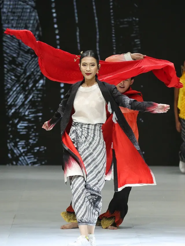 Warna Segar dalam Koleksi Kebaya dan Kain BIN House di Jakarta Fashion Week 2023