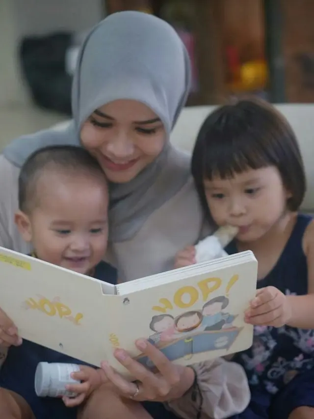 Momen 6 Artis Ajari Anak Belajar