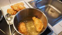5 Cara Mengurangi Cipratan Minyak Saat Menggoreng, Aman dan Dapur Tetap Bersih