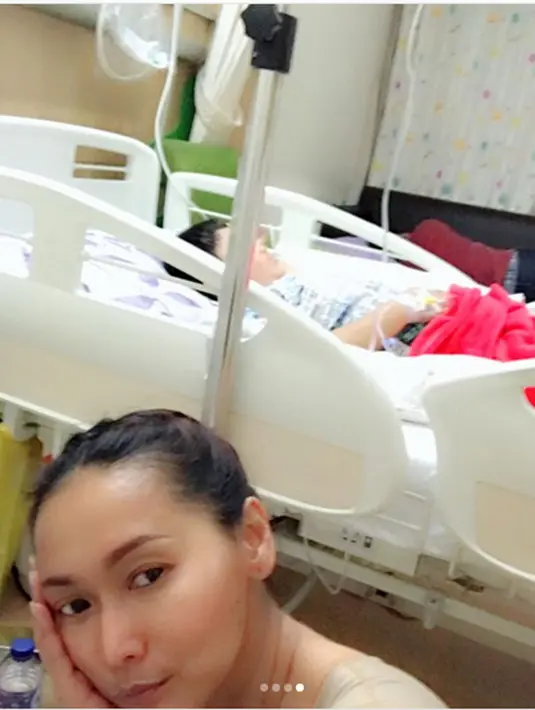 Ditengah keseibukannya sebagai penyanyi atau sebagai juri, ia pun mengaku bingung. Profesionalitas sebagai penghibur yang harus senang, dan disatu sisi ia bingung lantaran buah hatinya sedang sakit.  (Instagram/inul.d)