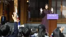Ibu Negara AS, Melania Trump melambaikan tangan kepada para siswa SMA Korsel setibanya pada acara 'Girls Play 2!' yang merupakan kampanye Olimpiade Musim Dingin PyeongChang 2018 di Kedutaan Besar AS di Seoul, Selasa (7/11). (AP Photo/Ahn Young-joon. Pool)