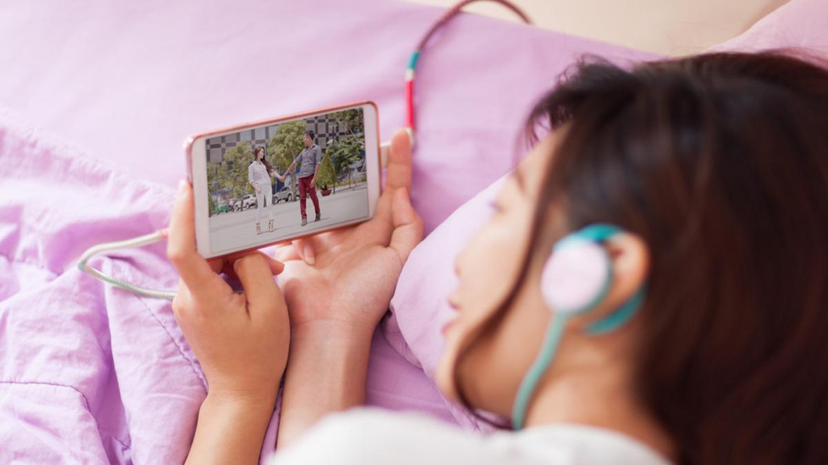 4 Zodiak yang Suka Nonton 1 K-Drama Berulang-ulang, Daripada Nonton Drama Baru