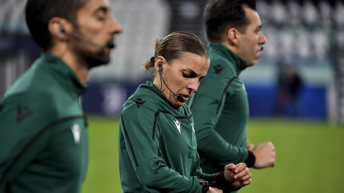 Stephanie Frappar jadi wasit wanita pertama untuk pertandingan Liga Champions putra sebelum pertandingan sepak bola grup G antara Juventus dan Dinamo Kiev di Allianz Stadium di Turin, Italia, Rabu , 2 Desember 2020. (Marco Alpozzi / LaPresse via AP)