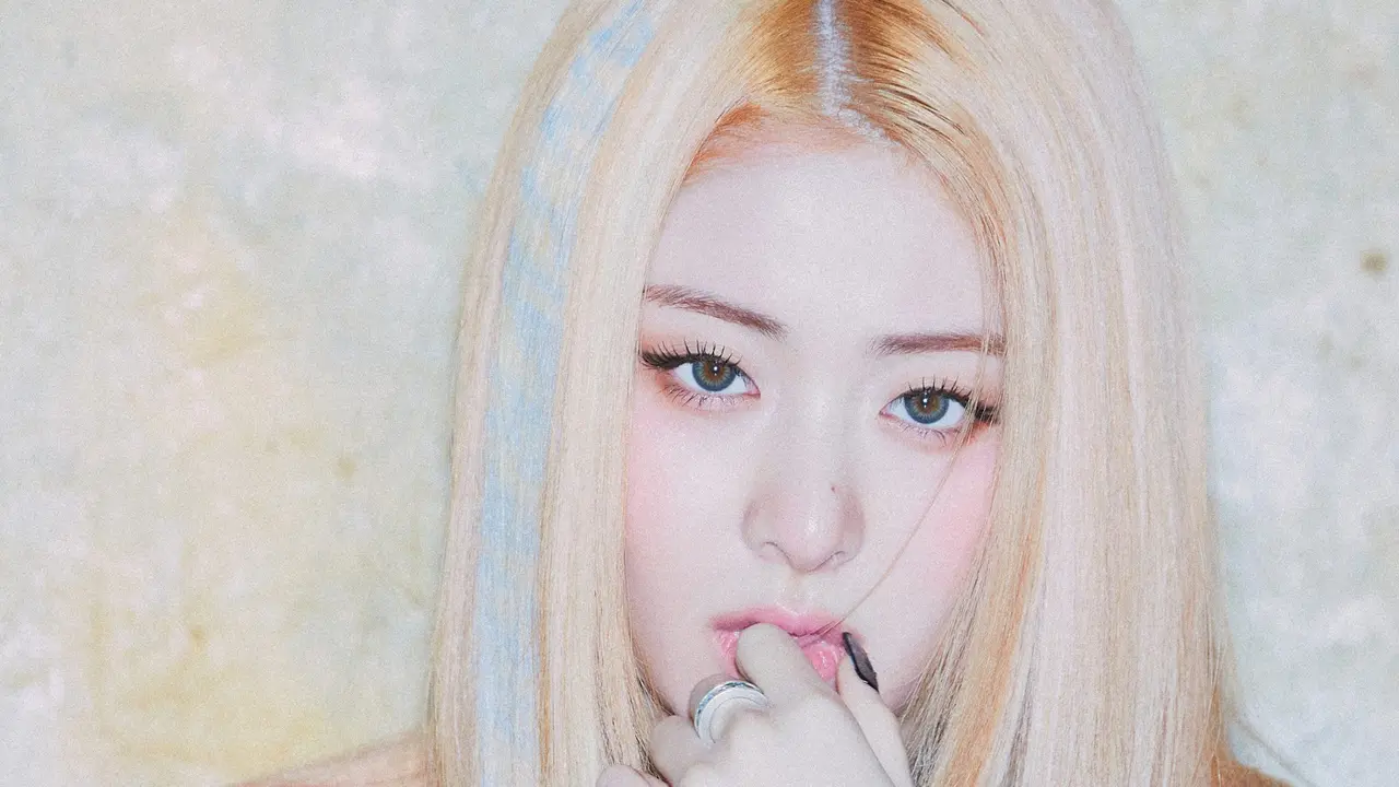 Huh Yunjin Le Sserafim. (Source Music/ HYBE via Soompi)