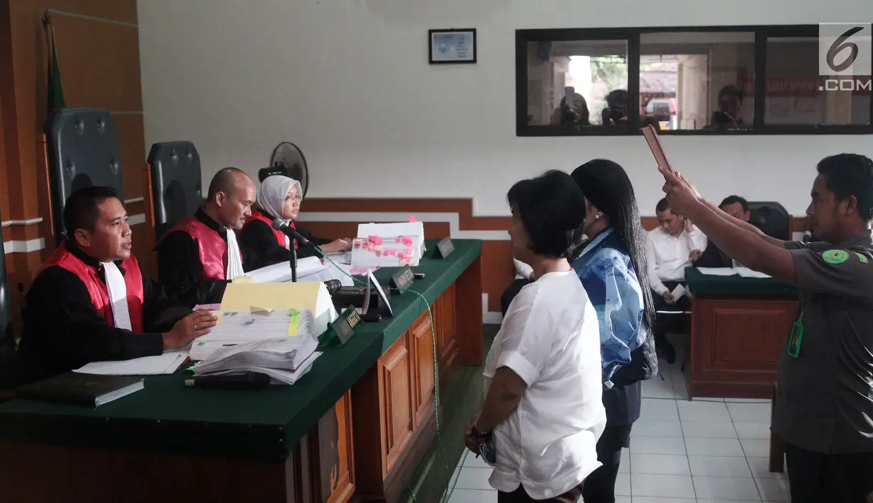 Artis Syahrini diambil sumpahnya saat akan menjalani sidang kasus First Travel di PN Depok, Jawa Barat, Senin (2/4). Selain umrah, Syahrini mengaku ke Turki difasilitasi First Travel. (Liputan6.com/Herman Zakharia)