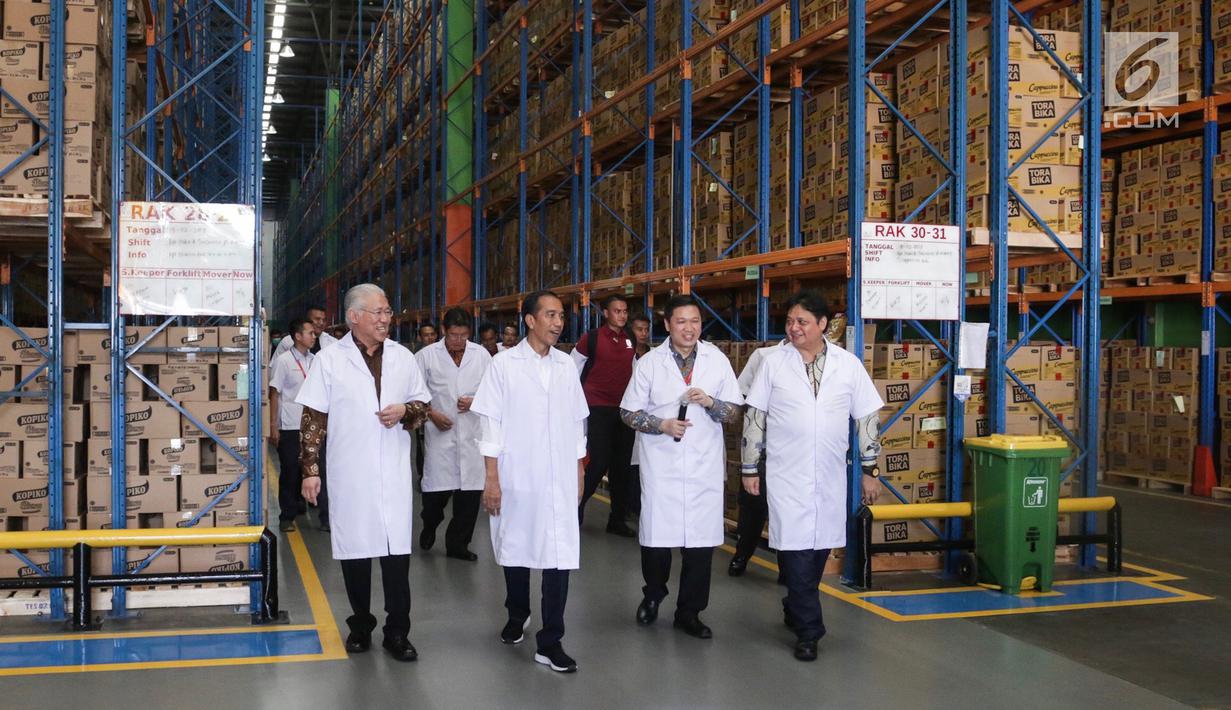 Presiden Jokowi didampingi President Direktur  PT Mayora Group Andre Atmadja, Menteri Perindustrian Airlangga Hartanto, Menteri Perdagangan Enggartiasto Lukita ketika meninjau pabrik Mayora di Cikupa Tangerang, Senin (18/2). (Liputan6.com/Fery Pradolo)