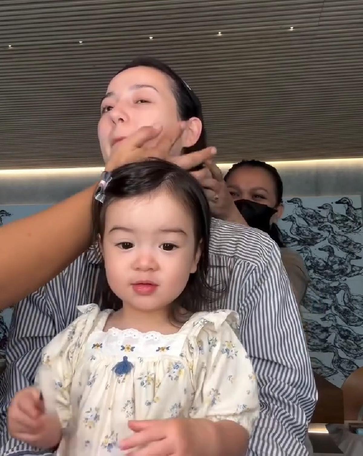 Momen Lucunya Brielle Anak Julie Estelle Temani sang Ibu Ketika Sedang Make Up, Anteng Sambil Dipangku