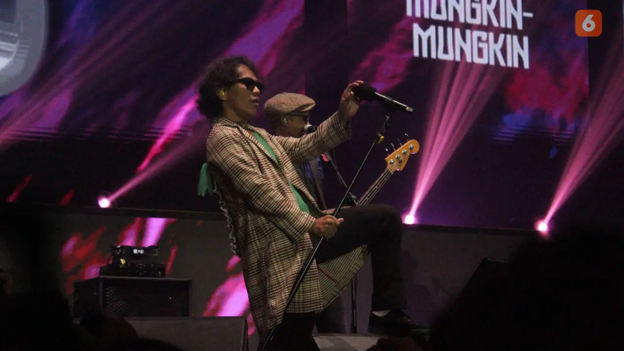 Slank saat tampil di panggung SkyAvenue 2025, pensi tahunan SMA Labschool Kebayoran yang digelar di Istora Senayan, Sabtu (19/7/2025). (Foto: Liputan6.com/Vindy Therecia)