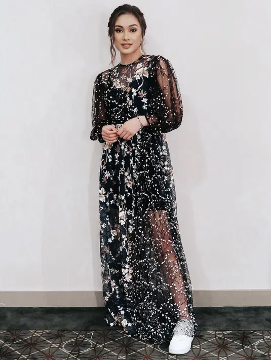 <p>Caitlin Halderman tampil cetar saat mengenakan maxi dress bermotif floral. Penampilannya itu terlihat out off the box karena dipasangkan dengan sepatu sneakers bewarna putih. (Instagram/caitlin halderman)</p>