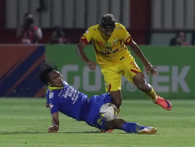 Pemain tengah Bhayangkara FC, Bruno Matos (kanan) berebut bola dengan gelandang Persib, Hariono pada lanjutan Shopee Liga 1 Indonesia di Stadion PTIK, Jakarta, Rabu (23/10/2019). Laga kedua tim berakhir imbang 0-0. (Liputan6.com/Helmi Fithriansyah)