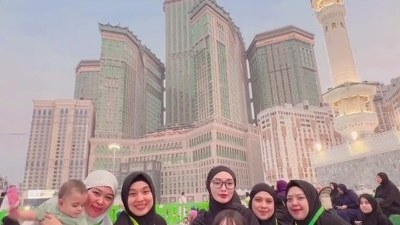Selama perjalanan umrah, perhatian publik tertuju pada penampilan anak Zaskia yang tak memakai hijab. Hal ini memicu kritik, namun Zaskia memilih fokus pada kenyamanan anaknya.