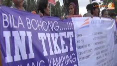 Sebagai bentuk kekecewaan atas pencapresan Jokowi, pendemo memberikan sebuah tiket KA tujuan Solo berukuran besar.