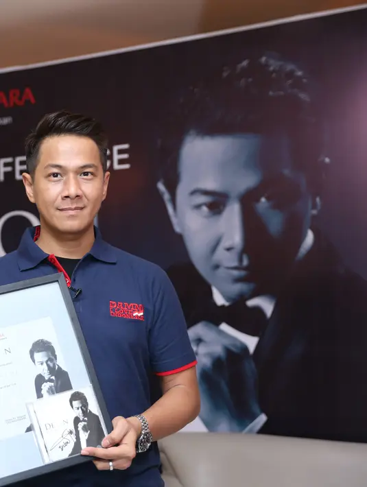 Delon mengaku bahwa, proses pembuatan album Dekade memakan waktu setahun. Dengan dibantu oleh musisi lain seperti Badai 'Kerispatih', Ari Bias dan Nico  Verandy. (Andy Masela/Bintang.com)