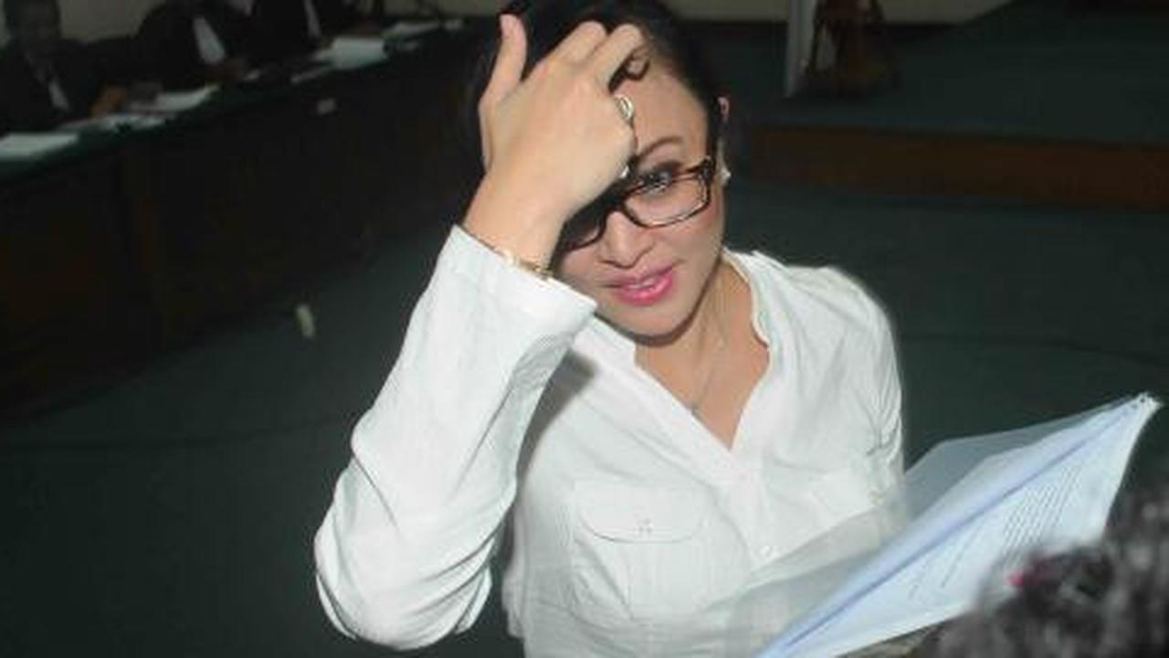  Angie dan kemeja putih