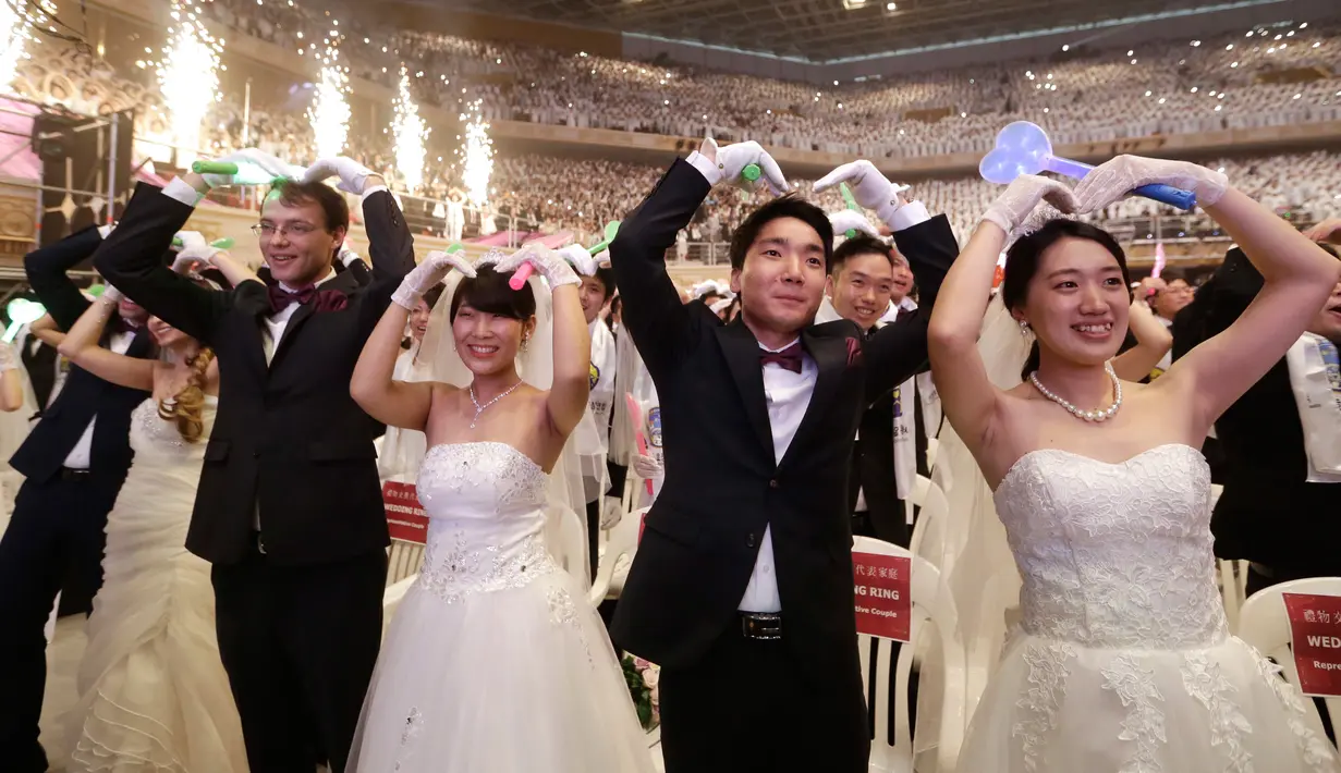 Pasangan pengantin dari seluruh dunia tampil dalam upacara pernikahan massal di Cheong Shim Peace World Center, Gapyeong, Korea Selatan, Senin (27/8). (AP Photo/Ahn Young-joon)