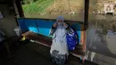 Warga saat menggunakan jasa transportasi tradisional, perahu eretan di Banjir Kanal Barat, Jatipulo, Jakarta, Senin (31/01/2022). Perahu eretan yang ditarik tanpa mesin dan layar, sepi penumpang sejak dibangunnya jembatan penyeberangan dan ramainya moda transportasi. (Liputan6.com/Fery Pradolo)