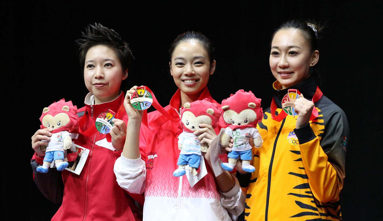 Atlet wushu Indonesia, Lindswell Kwok, meraih medali emas wushu di nomor taijijian SEA Games 2015 yang berlangsung di Singapore Expo, Singapura. Senin (8/6). (Bola.com/Arief Bagus)